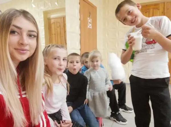 Запознайте се с Кристина на 20, тя изостави ученето, за да се грижи за седемте си братя и сестри