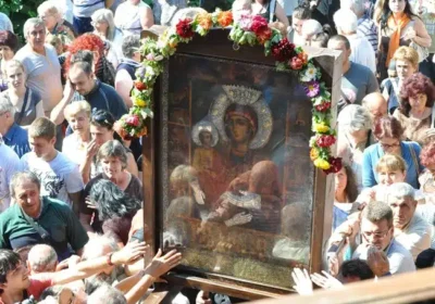 Света Богородица Троеручица лекува болни, дарява рожби на бездетни