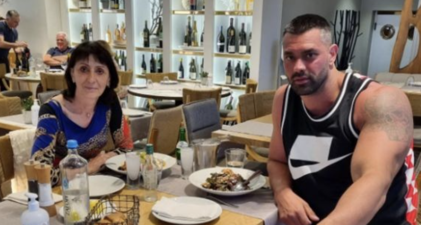 Младият любовник на Глория стана за смях
