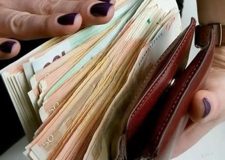 Всички ми казват, че това са суеверия и глупости, но откакто го правя парите сами идват при мен