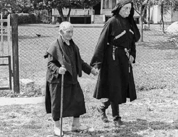 На тази снимка са 137-годишна майка и нейният 95-годишен син
