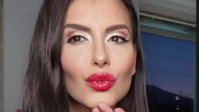 Анелия с огромен гаф на сцената