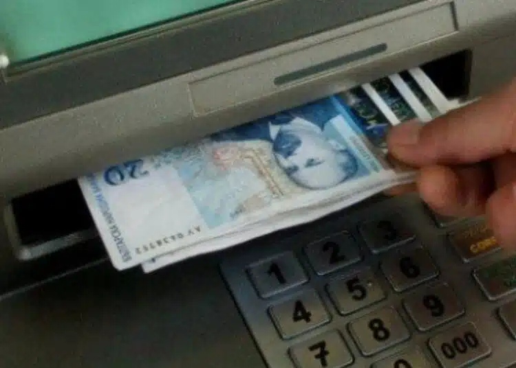 Хората, които държат между 1 000 и 5 000 лв. в банката, изпразват сметките си