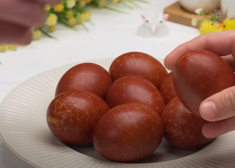 Боядисване на яйцата с лукови люспи!