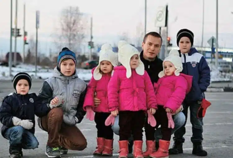 Този баща отглежда сам шест деца