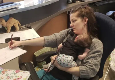 Майка работи с бебе на ръце, без да знае, че шефът ѝ я гледа, вижте какво се случи после – СНИМКИ