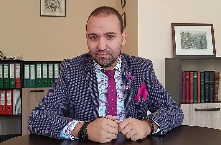 Диагностицираха мъж с рак на гърдата, той твърди, че са му отказали лечение, защото било само за жени и мисли да сложи рокля