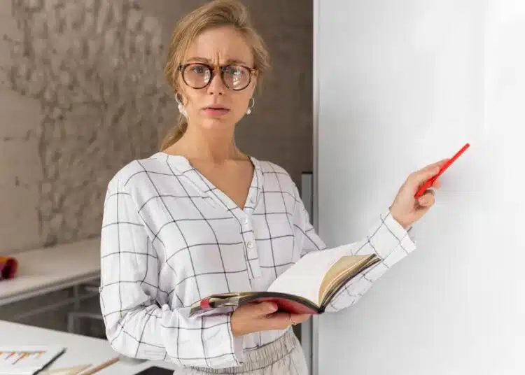 Жена обвинила учителката на сина си, че съблазнява съпруга ѝ – постави огромен банер пред училището