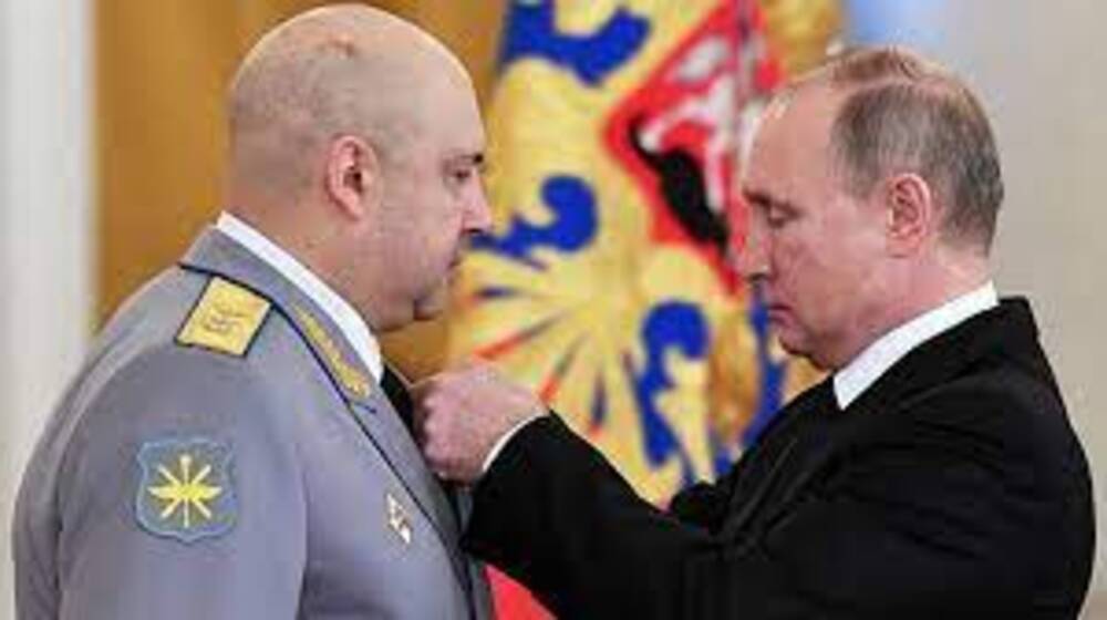 Генерал Армагедон затворен под домашен арест. На Суровикин е препоръчано да пази пълно мълчание. За нататъшната му кариера му е казано, че може да я забрави и най-много да мисли за изгнание някъде