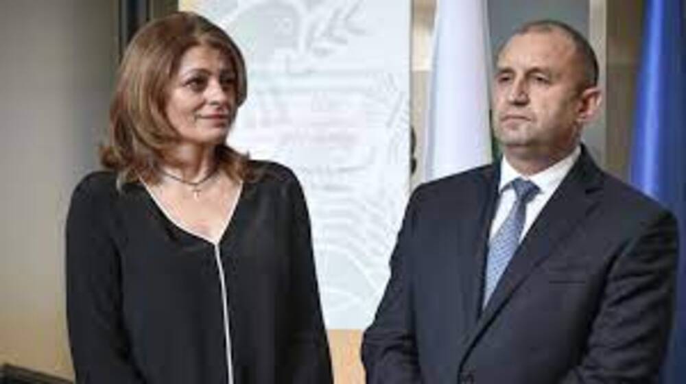 Какво се случва? Румен Радев показва мускули в клипове на Десислава и Емануела