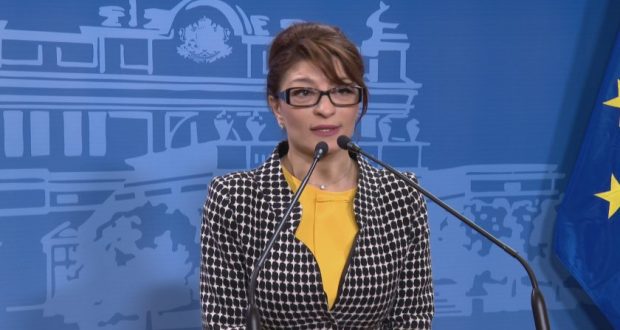 Десислава Атанасова яхна джип за 70 бона (Папарашки снимки)