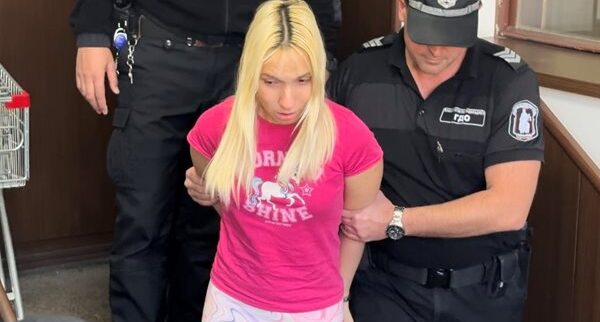Емили Тротинетката не планира да признае вина за вързаното като куче момче