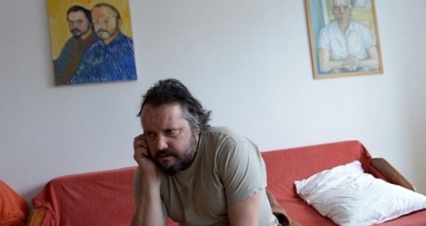 Писателят-психиатър Калин Терзийски се ожалва в нета, че продава картините си на безценица, дори ги подарява. Освен че издава книги, той и рисува, а сега се отказва от всичко и търси хора, които да му дадат някой лев за произведенията му. Мнозина предположиха, че писателят е изпаднал в онези особени състояния, наречени духовни депресии. Други заподозряха, че пак е станал „приятел“ с чашката, въпреки че бе обявил, че не пие от известно време. Не е ясно какво се случва с писателя и толкова ли е закъсал, че разпродава творчеството си на смешни цени. Или няма купувачи, които да се интересуват от сътвореното от него, пише „Флагман“. „На мен вече нищо не ми трябва, нямам нужда от нищо. Изгубен съм, отчаян съм. С парите, ако някой реши да купи някоя моя картина, ще си купя хляб, за това ще ми стигнат“, стресна с думите си мрежата Калин Терзийски. Терзийски не обясни нищо повече, нито поясни на какво се дължи душевното му състояние. Мнозина заподозряха, че може да е изпаднал и в така наречената „творческа дупка“, за да фокусира вниманието върху себе си и за да си четка егото. Той стигна дотам, че дори погреба дългогодишната си приятелка, колежката си Ивана Генова, която бе до него, спасяваше го много пъти и изтърпя всичките му гаври. Тя обаче логично отказа да дава обяснения.