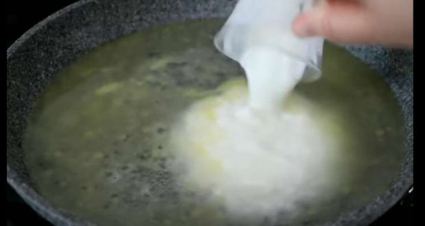 Просто изсипете киселото мляко във вряща вода: Няма да спрете да го хапвате, толкова е вкусно!