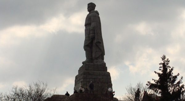 Атлантици: Махнете омразния символ на руската окупация от най-стария град в Европа