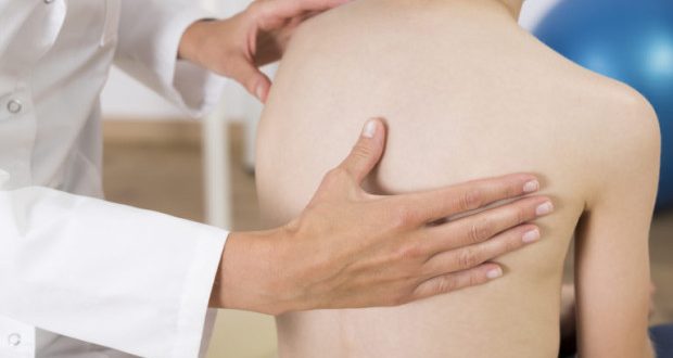 Внимание, родители! Заведете детето си на лекар, ако забележите, че едното му рамо е по-високо от другото