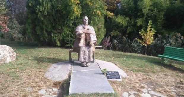 Стотици вярващи се събират край гроба на Ванга, вижте защо