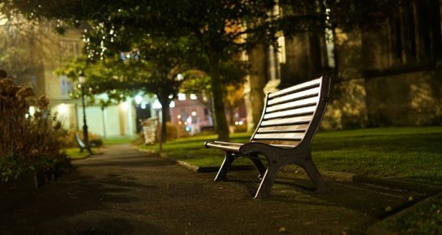 Нощ, парк. Видях детска количка, в нея плачеше бебе, а на пейката спеше младо момиче…