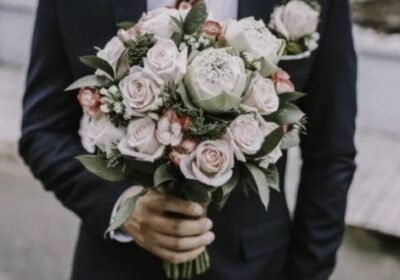 Вдовец носи бели рози на гроба на съпругата си, но като се прибира у дома, вижда същите цветя в кухненската ваза
