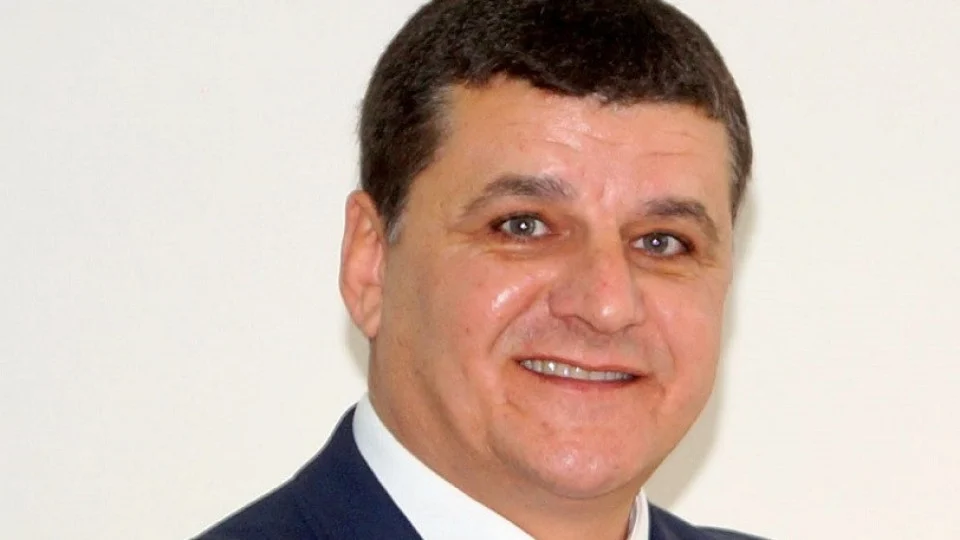 БОМБА: Бандит с брадва в ръцете нападна кмета Емил Илиев, притежаващ офшорка в Малта