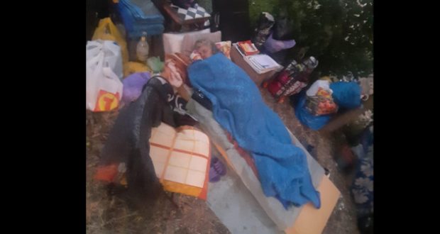 „Това е нашата България“: Възрастна жена спи на открито с цялата си покъщнина в София / СНИМКИ