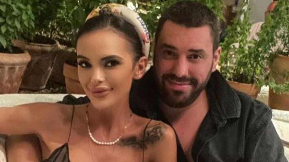 Мара Отварачката разхожда мъжа си