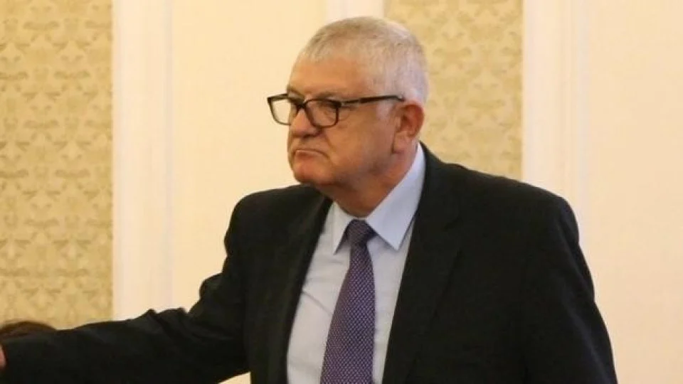 Депутат от БСП върти бизнес за милиони с никому ненужни екостикери