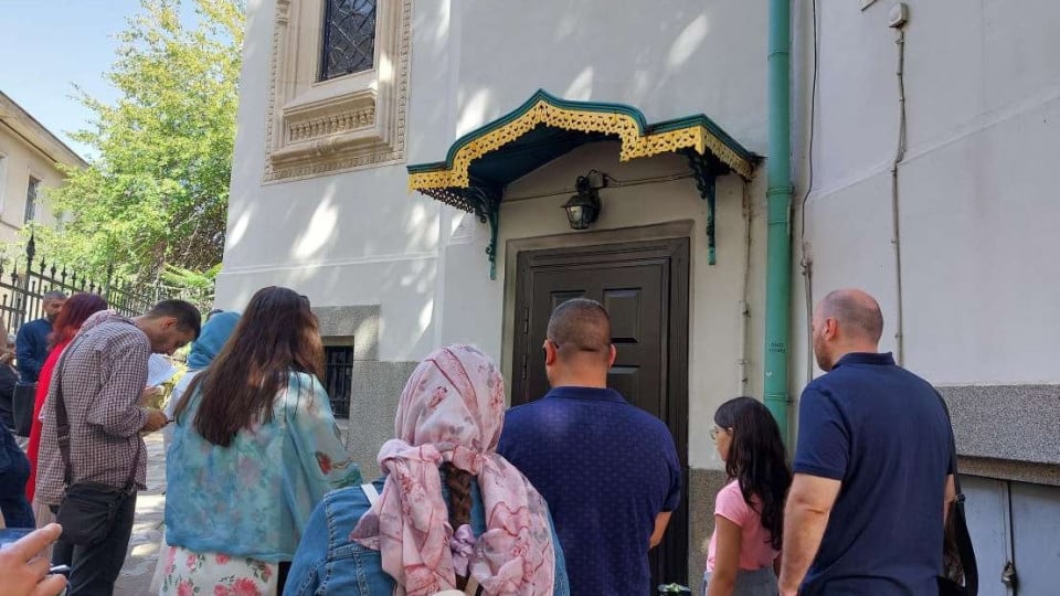 Десетки миряни се събраха пред портите на затворената Руска църква в София