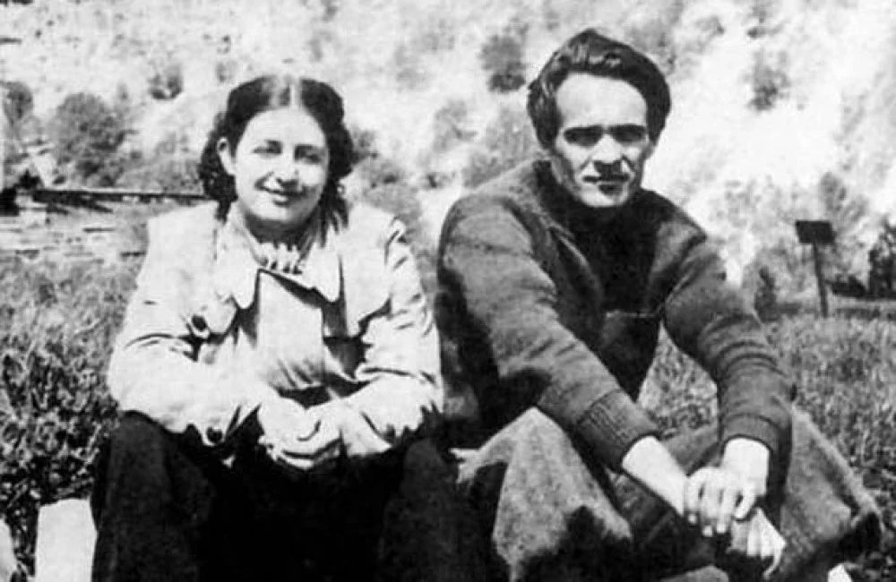 Само месец след разстрела, Бойка на Вапцаров си хваща любовник