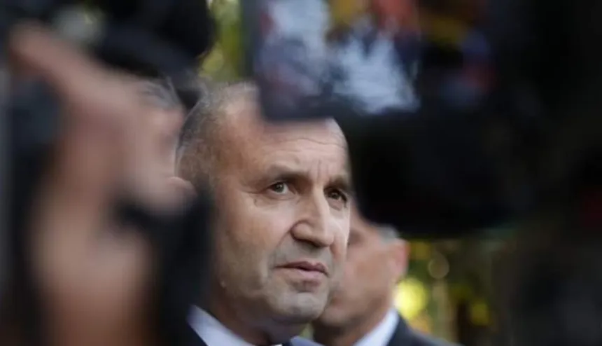 РУМЕН РАДЕВ стисна ръката на икономическия министър от КАБИНЕТА ДЕНКОВ Богдан Богданов. Държавният глава го ПОЗДРАВИ за работата му