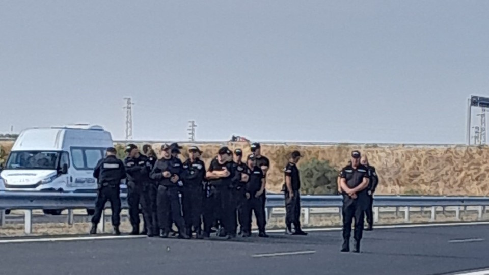 Властта полудя! Ченгета смазват бунта на миньори и енергетици със сълзотворен газ и водно оръдие, има хора в болница