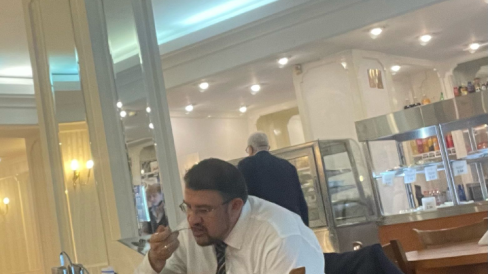 Настимир Ананиев е носител на приза „най-голям чревоугодник“ в 49-я парламент