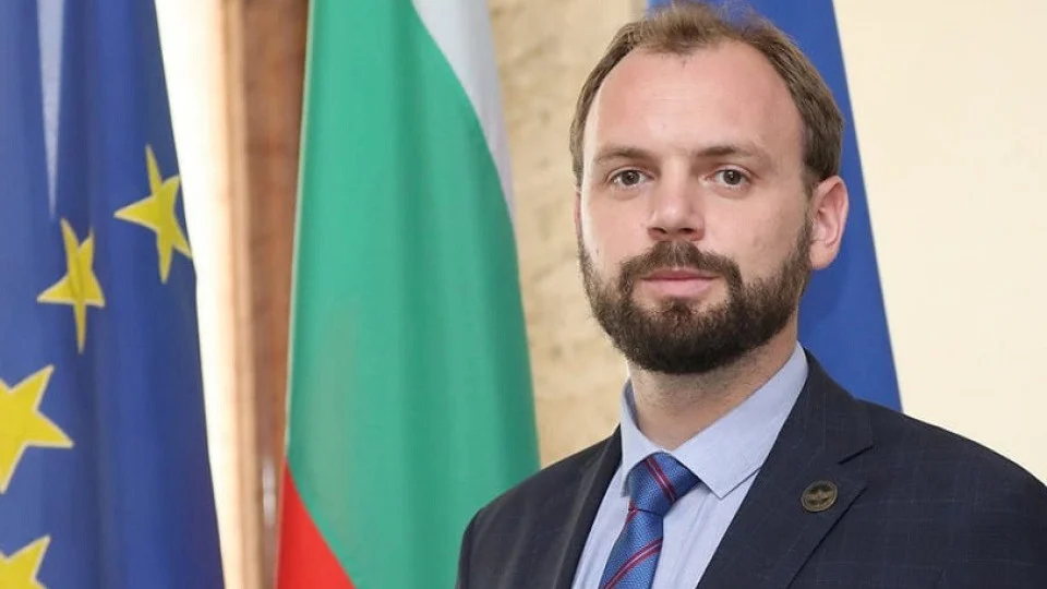 НАГЛИТЕ от Демократична България: Съветник на Тагарев буйства в „Пирогов“ – за да вкара своето дете в шокова зала, вади друго