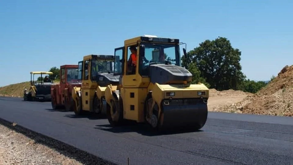 Сглобката скърца корупционно: 1,5 млрд. лв. за пътищата са вече на масата – кой ще намаже?