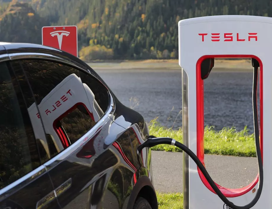 Tesla СПАСИ ЖИВОТА на собственика си при атака на Хамас