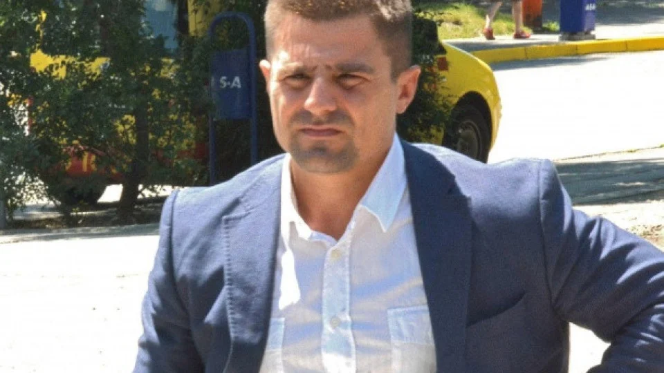 Пълен комплексар! Андрей Арнаудов страда, че е нисък, зъбат и късокрак, без алкохол не може да свали никоя, въпреки милионите си