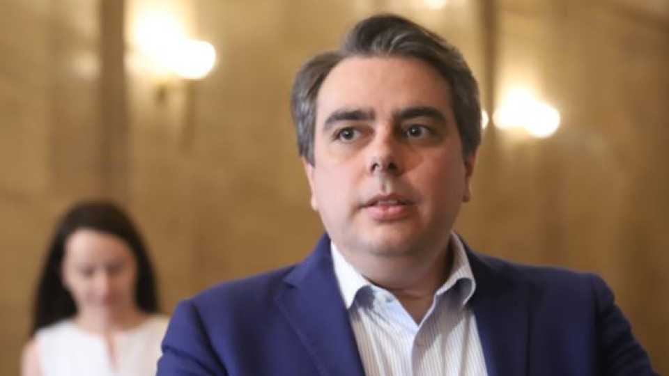 Асен Василев засечен на сладка раздумка с трима мистериозни мъже в столичен ресторант