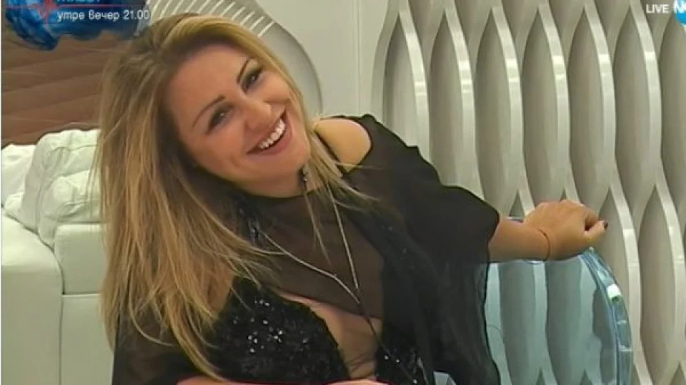 Потрес: Рени се похвали, че спи със "сина" си! (пак налетя на младо, а реве, че я зарязват