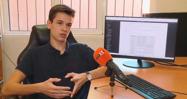 ЗА ПРИМЕР! 17-годишно българче изобрети гривна, която показва дали сме болни