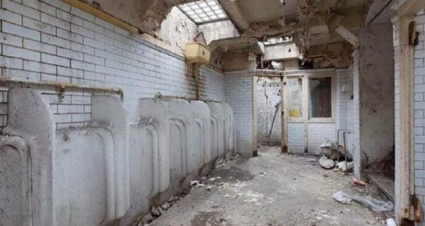 Жената, която живее в обществена тоалетна. Вижте СНИМКИ от дома ѝ