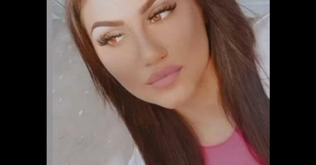 Нарязаната с макетно ножче Дебора показа белезите по краката си с къса поличка-Записа първа песен-Снимка