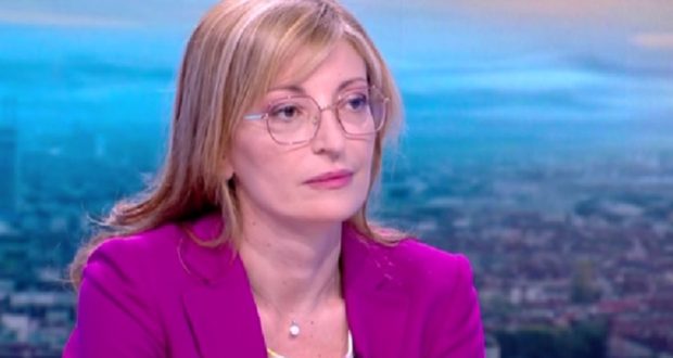 ПОКЛОН! Депутатката Екатерина Захариева осинови дете