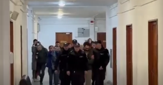 Ето го Георги, заклал родната си майка, превъртя в съда, хули и псува като обезумял ВИДЕО