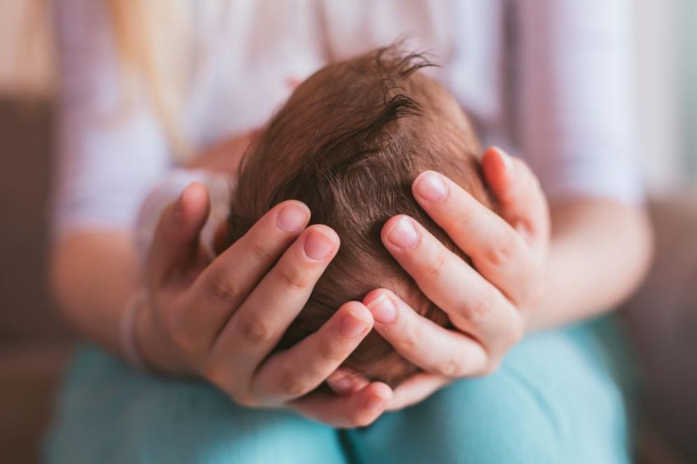 Бебе проплака в линейката, на път за болницата – това е трето дете за 20-годишната майка: