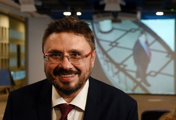 Наглият шеф на БТА заминава на поредното си екзотично пътешествие за сметка на бюджета, при това придружен от тайнствена дама