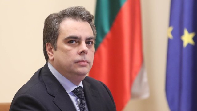 Асен Василев каза ще се вдигат ли данъците