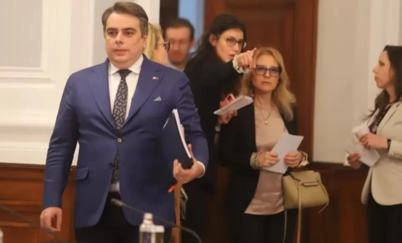 Енергиен експерт за милиардите, които Асен Василев трябва да върне: Бягаш като "ни лук ял, ни лук мирисал", а си забъркал цялата каша