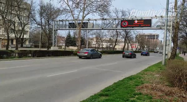 Пластмасови и метални елементи "пробиха" асфалта на натоварен булевард в Пловдив (ВИДЕО И СНИМКИ)
