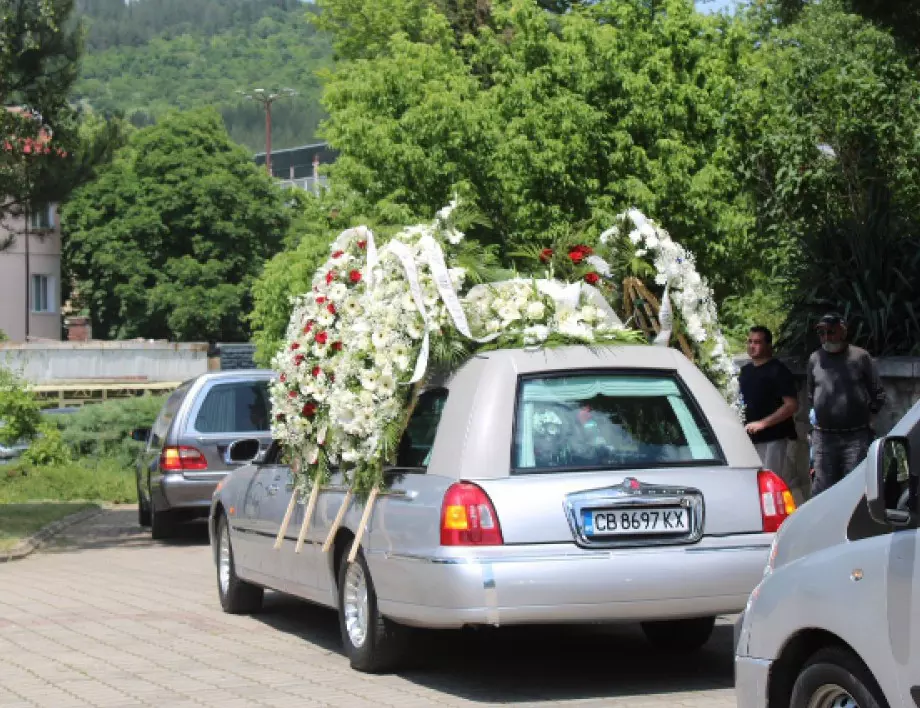 В БГ мафията всички са в бяло. Или поне живите
