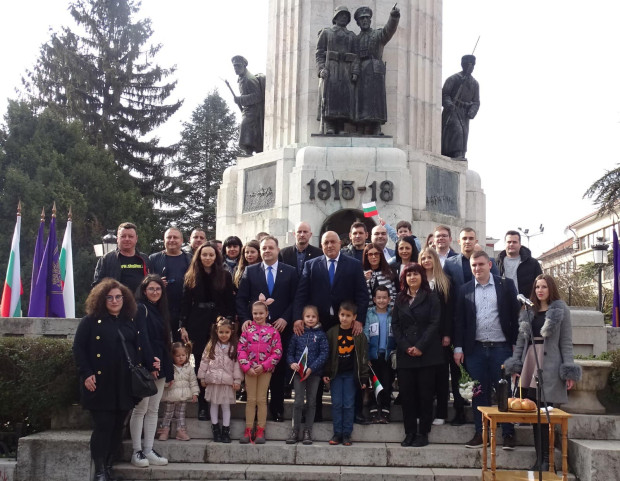 Бойко Борисов се преклони пред паметника "Майка България"
